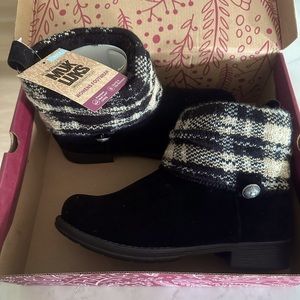 NWT Muk Luk booties
